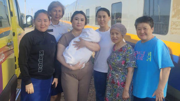 Фотография к новости: Жолаушылар пойызда әйелді босандырып алды