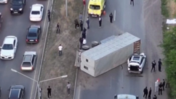 Фотография к новости: Тасжолдағы қанды апат: КамАЗ тіркемесі ажырап, 4 адамның өмірін қиды