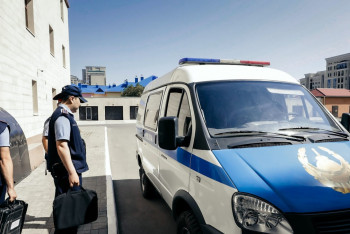 Фотография к новости: Шымкентте полицей жол ережесін бұзған адамға тас лақтырды