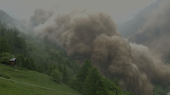 Фотография к новости: Швейцарияда мұздық опырылып, бір ауылды жермен-жексен етті