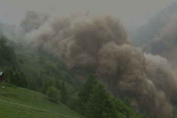 Фотография к новости: Швейцарияда мұздық опырылып, бір ауылды жермен-жексен етті