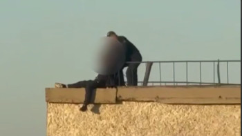 Фотография к новости: Үйдің төбесінен секірмек болған: Екібастұзда полицейлер тұрғынды құтқарып қалды