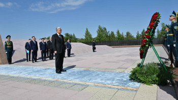 Фотография к новости: Тоқаев саяси қуғын-сүргін құрбандарына тағзым етті