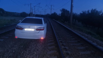 Фотография к новости: Ақмола облысында жүргізуші көлігін темір жолда тастап, қашып кеткен