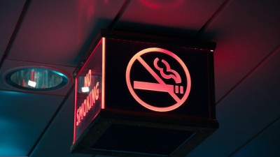 Франция тұрғындарына кез келген жерде темекі шегуге тыйым салынды