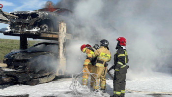 Фотография к новости: Қызылорда облысында 6 жаңа көлікті тиеген автовоз өртеніп кетті