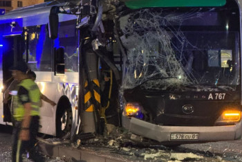 Фотография к новости: Астанадағы автобус апаты: Жүргізуші бағанды байқамай соққан