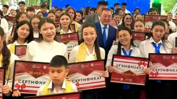 Фотография к новости: Әкім дарынды оқушылармен бірге Димаштың әніне тренд түсірді