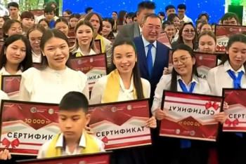 Фотография к новости: Әкім дарынды оқушылармен бірге Димаштың әніне тренд түсірді