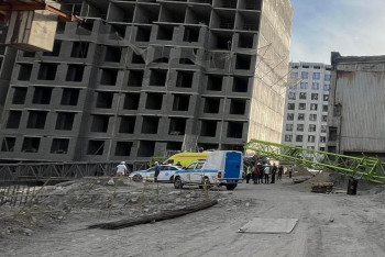 Фотография к новости: Алматыда мұнара краны құлап, жұмысшы қаза тапты