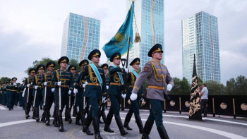 Фотография к новости: Ұландықтар Мемлекеттік рәміздер күніне орай салтанатты шеру өткізді