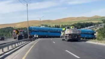 Фотография к новости: Тежегіші істен шыққан: Жүк көлігі Тараз – Шымкент тас жолын жауып тастады