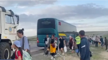 Фотография к новости: Құтқарушылар өрт шыққан автобустан 34 жолаушыны эвакуациялады