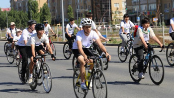 Фотография к новости: Ақтөбеде оқушылар велосипед шеруіне шықты