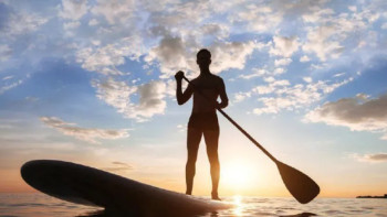 Фотография к новости: Каспийдің толқыны: теңізде сапбордпен жүзіп жүрген жасөспірімді ағыс алып кеткен