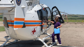 Фотография к новости: Шұғыл көмекке мұқтаж бір жасар сәбиді ТЖМ тікұшағы қалаға жеткізді