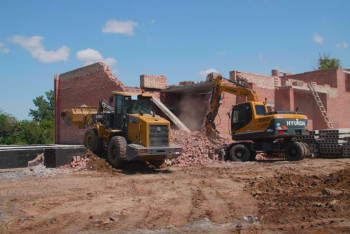 Фотография к новости: Астанада заңсыз салынған тұрғын үй кешені бұзылып жатыр