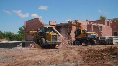 Астанада заңсыз салынған тұрғын үй кешені бұзылып жатыр