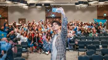 Фотография к новости: Лондондағы «D & Dears»: Димаш Ұлыбританияда жанкүйерлерімен кездесті