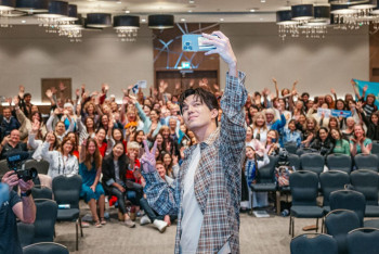 Лондондағы «D & Dears»: Димаш Ұлыбританияда жанкүйерлерімен кездесті