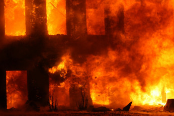 Фотография к новости: Өрт аумағы – 600 шаршы метр: Алматыда екі қабатты коттедж өртенді