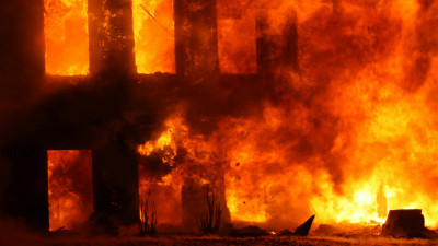 Өрт аумағы – 600 шаршы метр: Алматыда екі қабатты коттедж өртенді