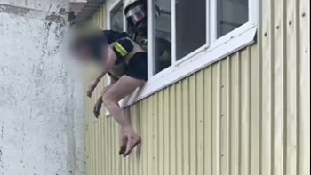 Фотография к новости: Өрт сөндірушілер әйел адамды өрттен құтқарды