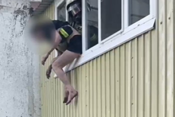 Фотография к новости: Өрт сөндірушілер әйел адамды өрттен құтқарды