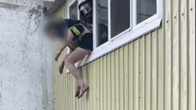 Өрт сөндірушілер әйел адамды өрттен құтқарды