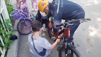 Фотография к новости: Велосипедтің "тұтқынына" айналған бала құтқарылды