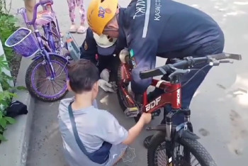Фотография к новости: Велосипедтің "тұтқынына" айналған бала құтқарылды