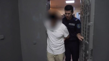 Фотография к новости: Алматыда өзінің қызметкерін зорлады деген күдікпен ЛГБТ белсендісі 2 айға қамалды