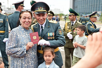 Фотография к новости: Ұлттық қорғаныс университетінің 200-ден аса түлегі магистр дипломын алды