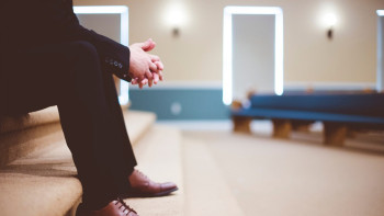 Фотография к новости: Әйел адам әріптесінің шалбарын шешіп жібергені үшін айыппұл төлейтін болды