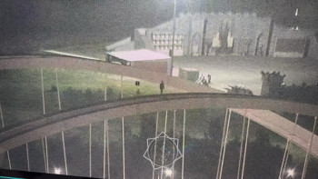 Фотография к новости: Астанада көпірдің аркасына шығып кеткен адам құтқарылды