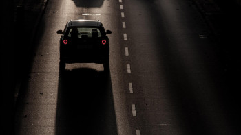 Фотография к новости: Қауіпті ойын: Балалар жүріп бара жатқан көлікке жармасты