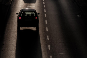 Фотография к новости: Қауіпті ойын: Балалар жүріп бара жатқан көлікке жармасты