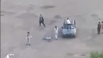 Фотография к новости: Астанада жасөспірімдер көшеде тұрған көліктерді қиратқан