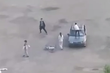 Фотография к новости: Астанада жасөспірімдер көшеде тұрған көліктерді қиратқан