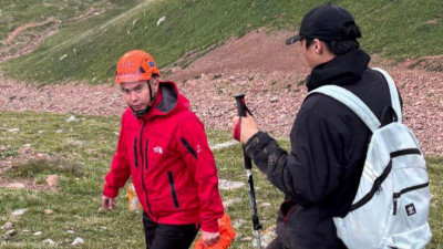 Тау шыңына шығып алған екі жасөспірім өздері кері түсе алмаған