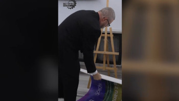 Фотография к новости: Польшада ЛГБТ плакаттарын таптаған депутаттың парламент ғимаратына кіруіне тыйым салынды