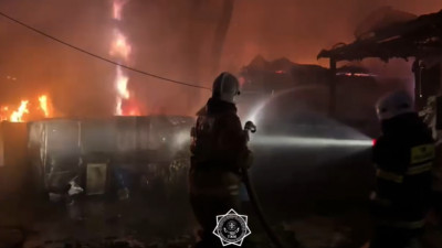 Алматының Түрксіб ауданында екі үй отқа оранып, бір адам көз жұмды