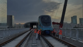 Фотография к новости: "Абу Даби Плаза" стансасында LRT-ның екінші құрамы орнатылды