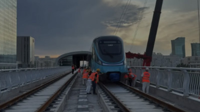 "Абу Даби Плаза" стансасында LRT-ның екінші құрамы орнатылды