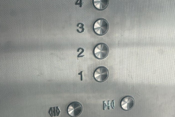 Фотография к новости: Астаналық қыз лифтте қалып қойды