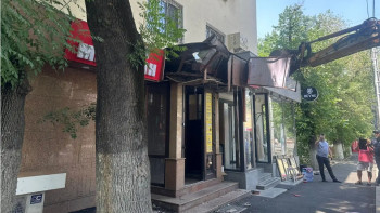 Фотография к новости: Алматыда тұрғын үй жанындағы екі қосалқы нысан бұзылып жатыр