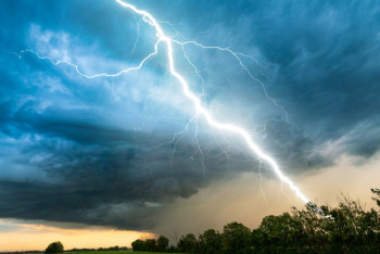 Фотография к новости: Найзағай, аптап ыстық: 16 өңірде дауылды ескерту жарияланды