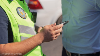 Фотография к новости: Шымкентте жүргізуші полицейді капотпен бірге сүйреп кетті