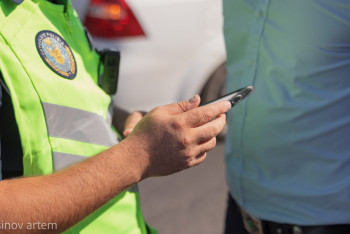 Фотография к новости: Шымкентте жүргізуші полицейді капотпен бірге сүйреп кетті