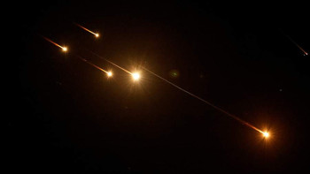 Фотография к новости: Иран Израильге қарай жүзден астам баллистикалық зымыран ұшырды